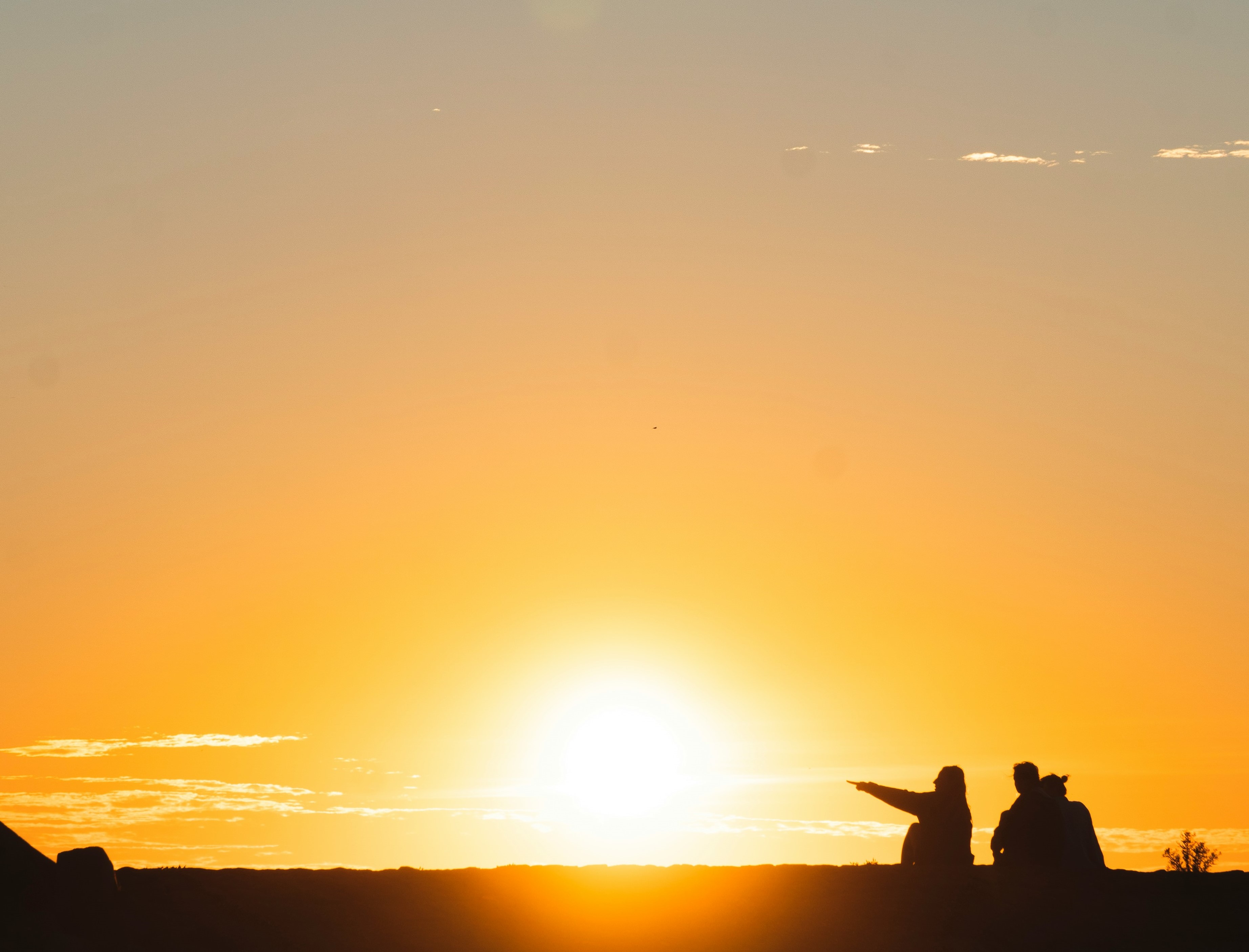 Casal contemplando pôr do sol